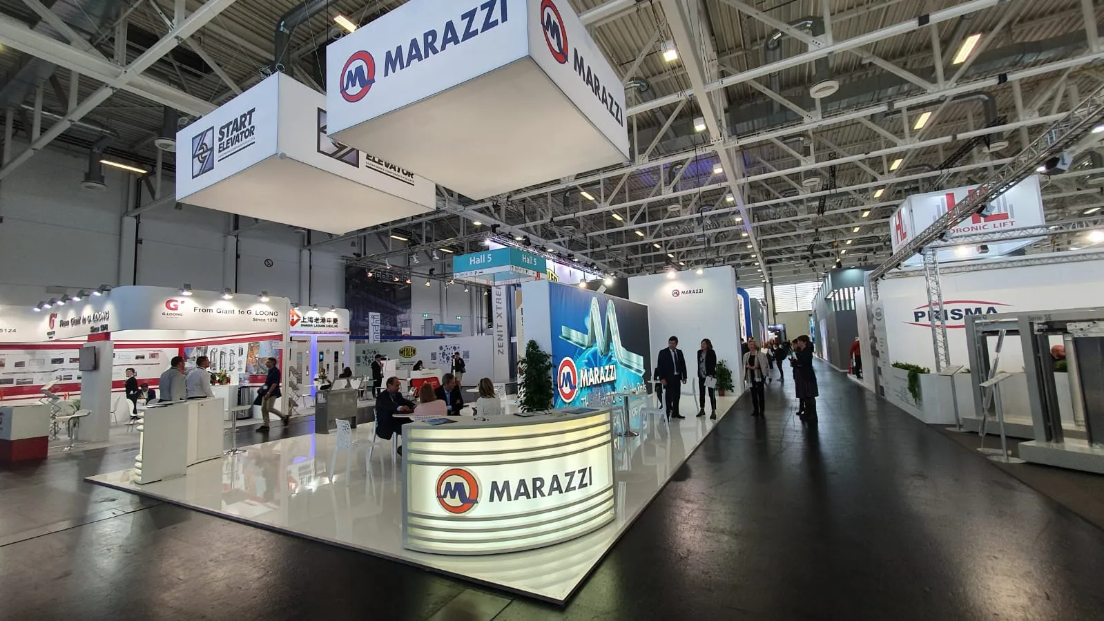 Stand Marazzi a Interlift, area reception illuminata nel corridoio fieristico