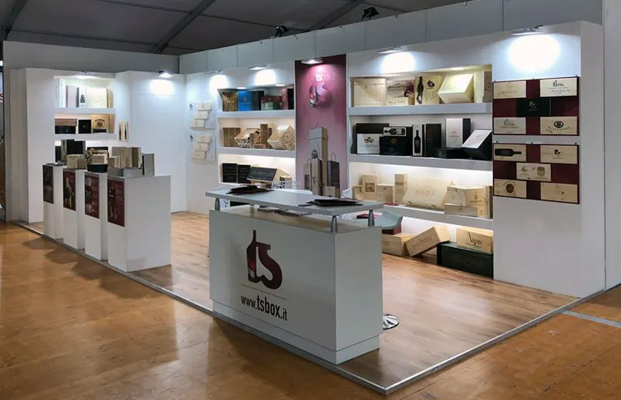 Stand TS Box a Vinitaly, scaffalature con confezioni e astucci per il vino