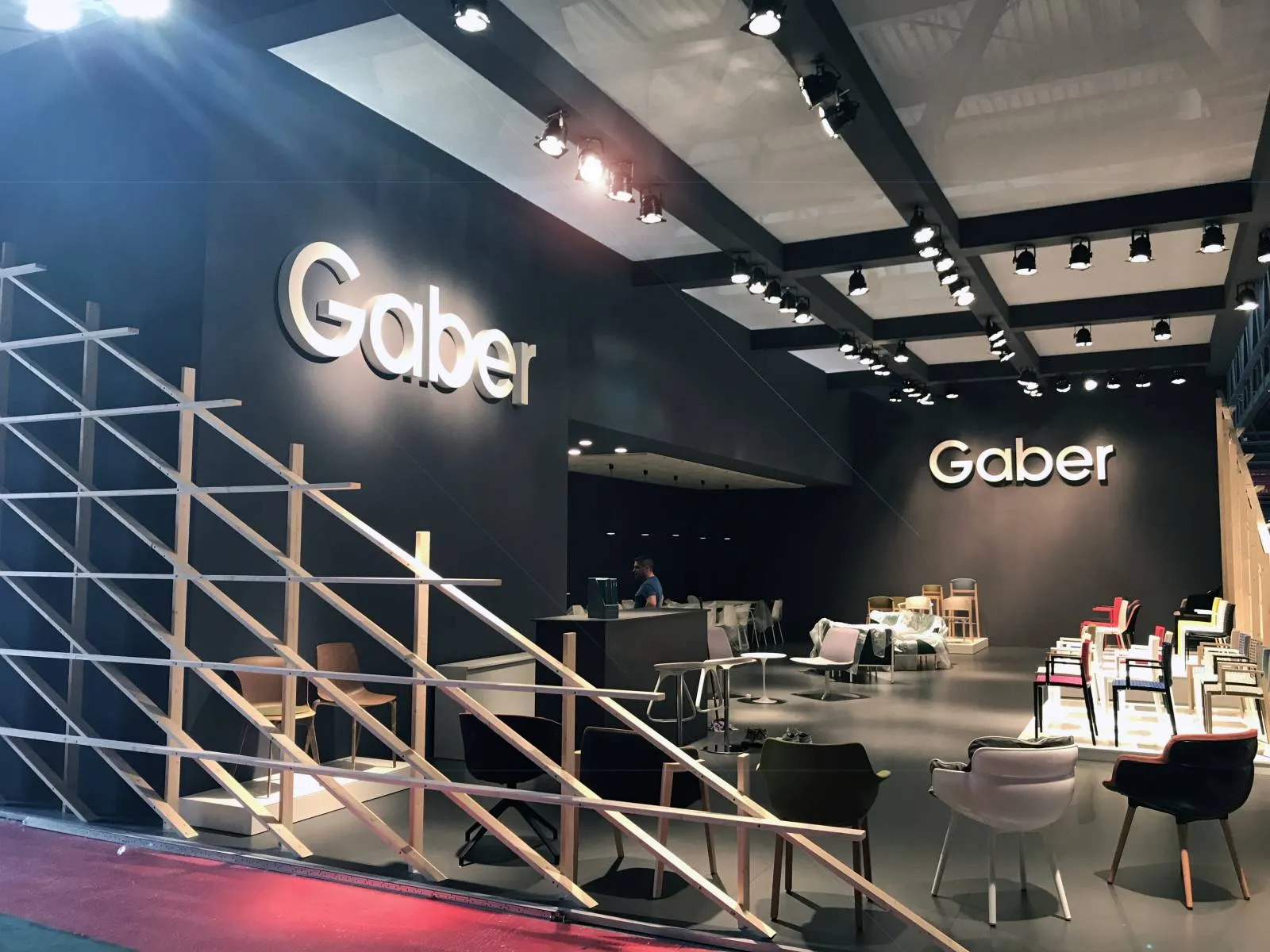 Stand Gaber al Salone del Mobile, parete con insegna e sedute in esposizione