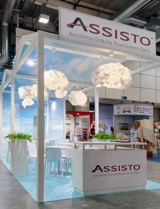 Stand Assisto a Devotio, area lounge con nuvole decorative sospese