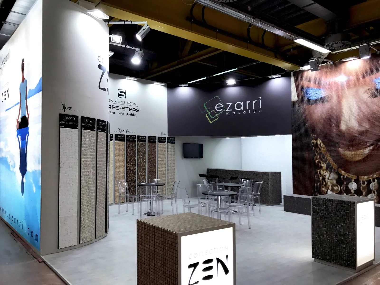 Stand Ezarri Mosaico a Cersaie, pareti espositive con mosaici e rivestimenti in ceramica