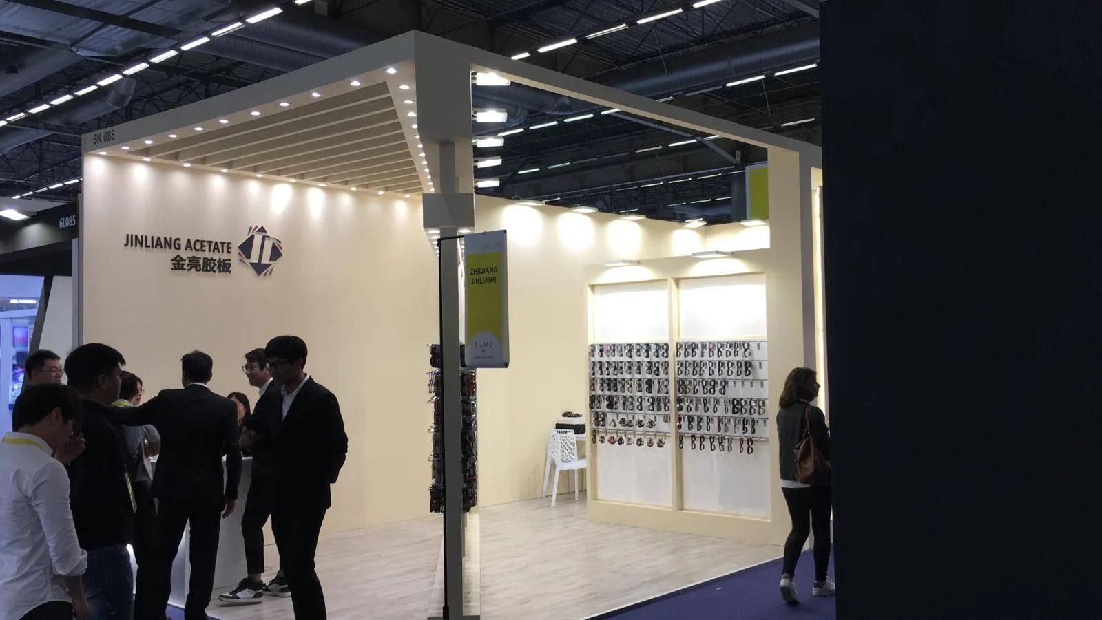 Stand Jinliang Acetate a SILMO, parete espositiva con montature da occhiali