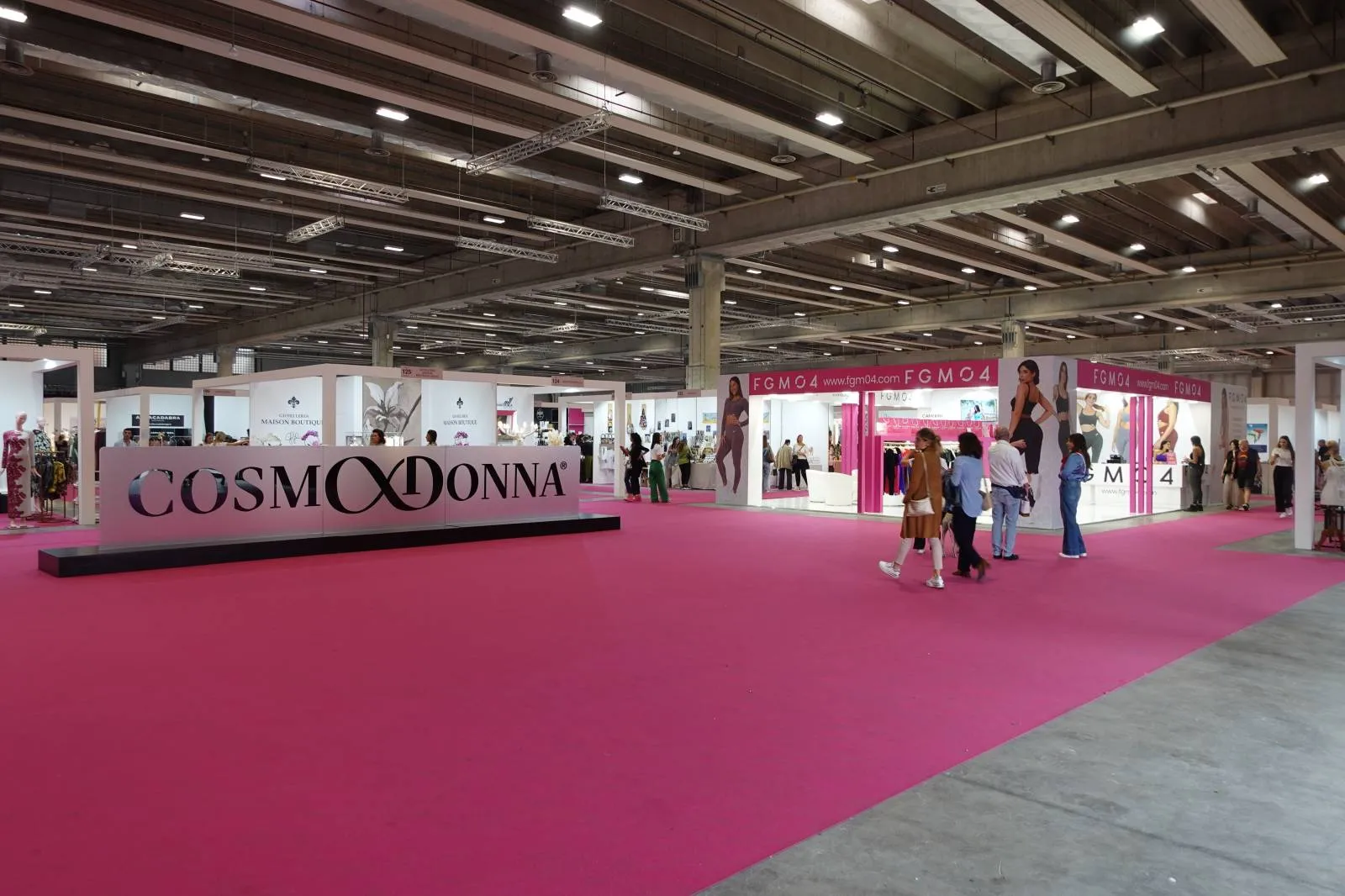 Stand FGM04 a Rimini Wellness, corridoio fieristico con insegna CosmoDonna