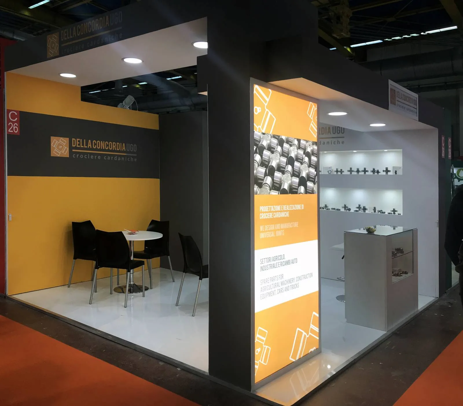 Stand Della Concordia Ugo a Eima, area espositiva con vetrinette prodotto e zona lounge