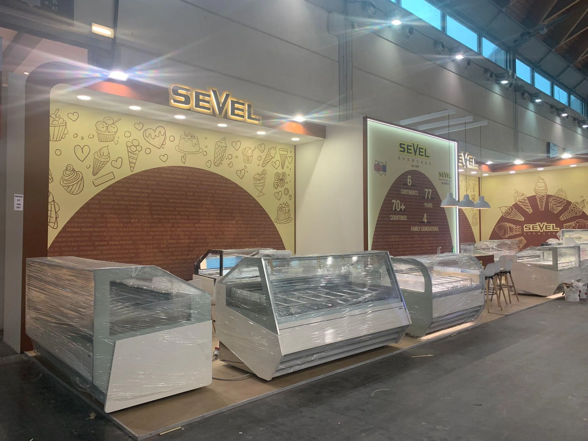 Stand Sevel a Gelatissimo, banco vetrina per gelato con insegna e grafiche a tema pasticceria