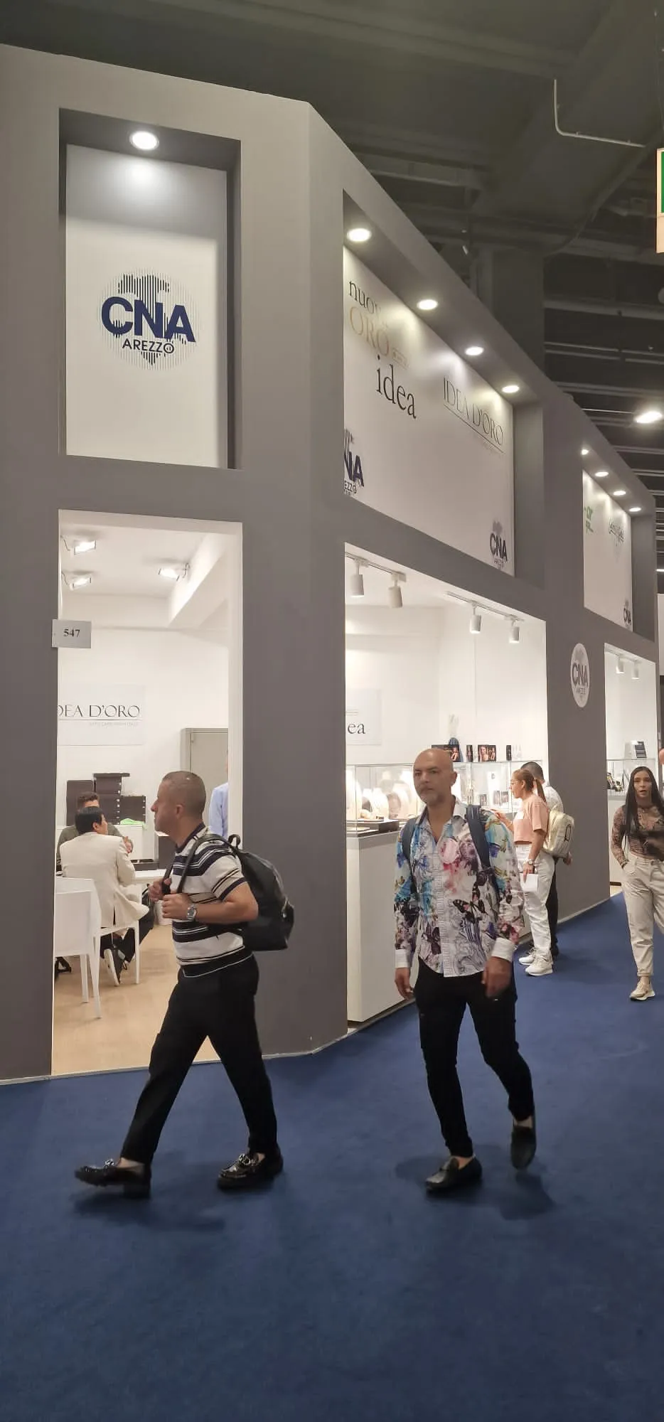 Stand CNA Arezzo a Vicenza Oro, ingresso con insegna e corridoio della sezione orafa