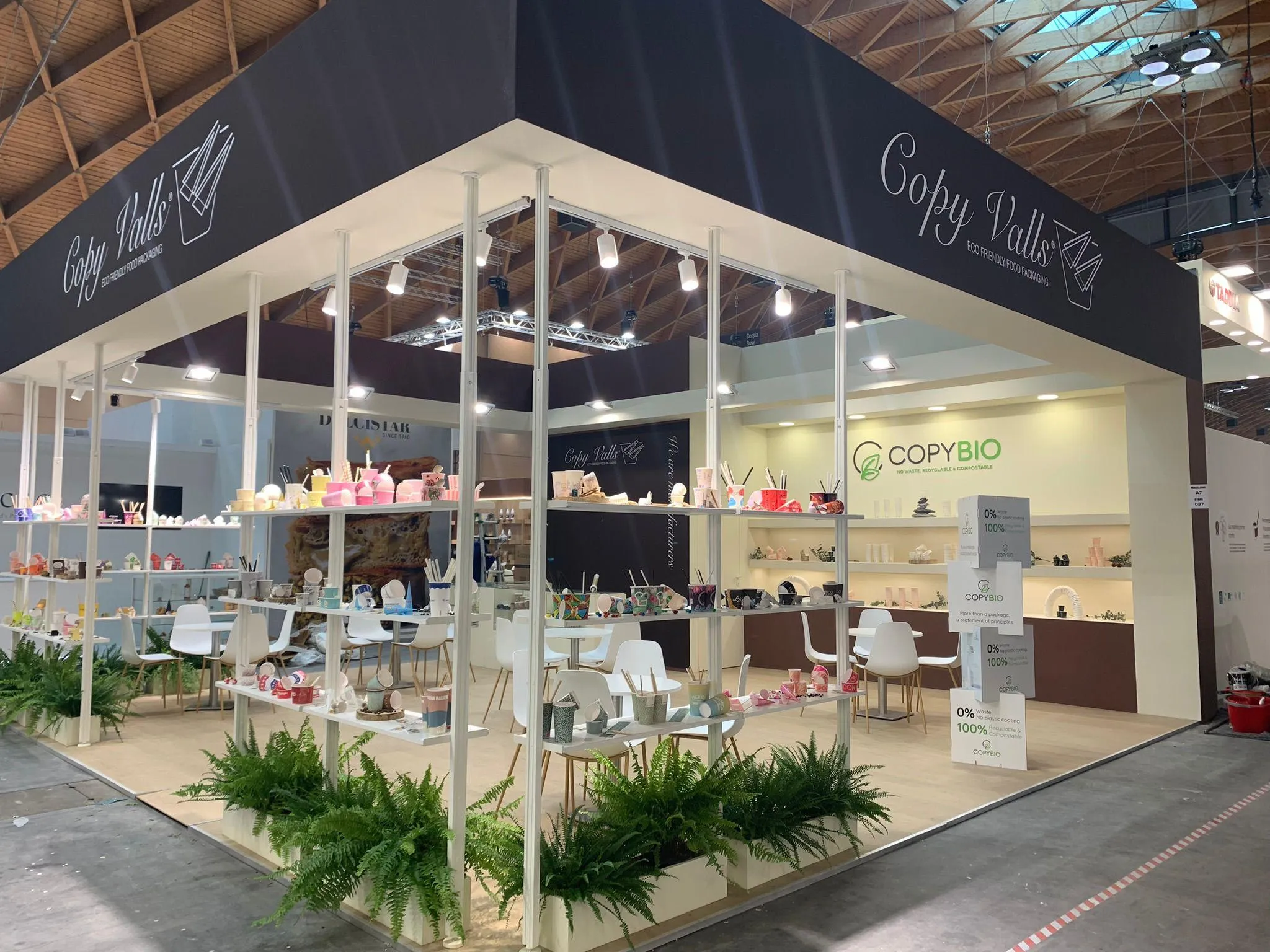 Stand Copy Valls a Gelatissimo, vista d'angolo con scaffalature prodotto e area CopyBio