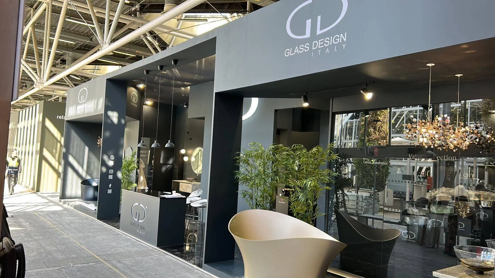 Stand Glass Design Italy completato a Cersaie, con vasche e lavabi scultorei in mostra