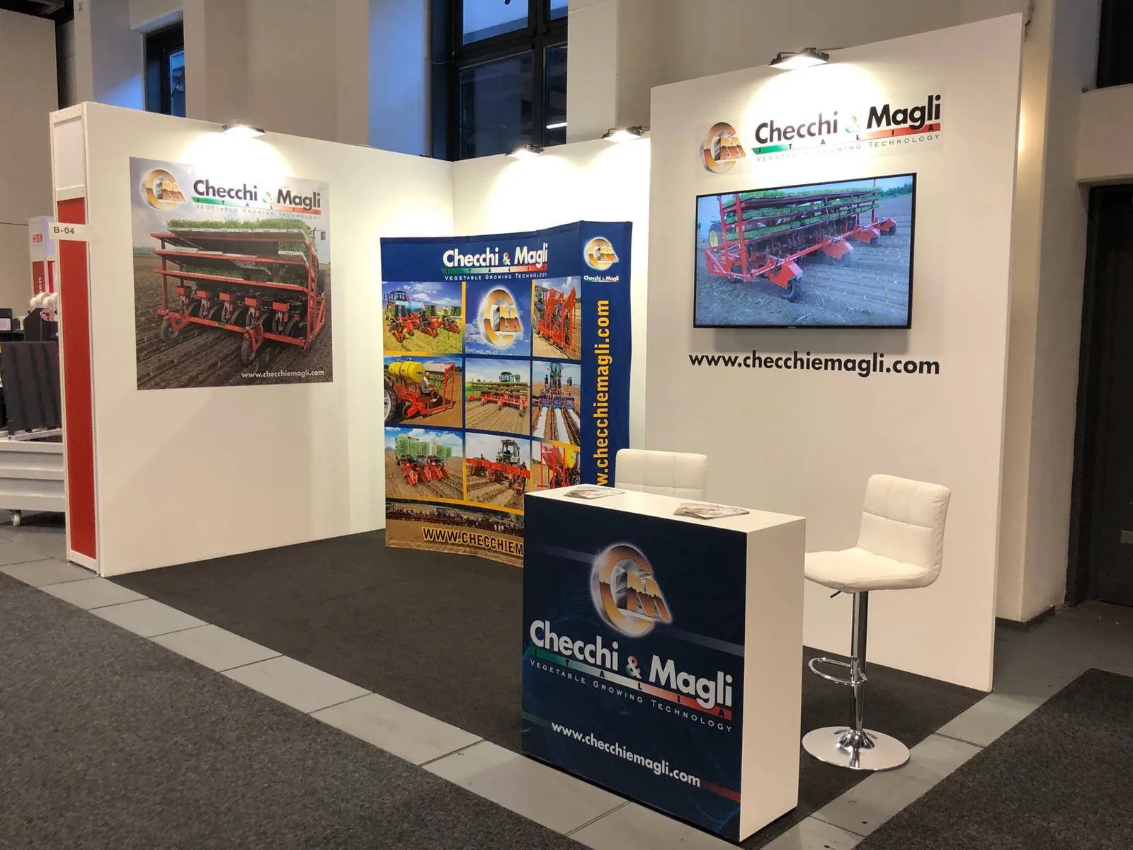 Stand Checchi & Magli a Fruit Logistica, pareti grafiche con macchinari per orticoltura