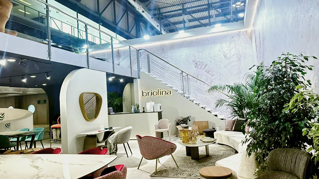 Vista d'insieme dello stand Briolina al Salone del Mobile, reception e area salotto
