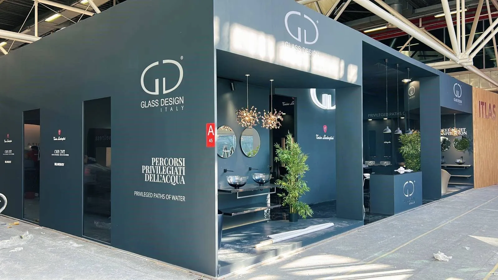 Stand Glass Design Italy a Cersaie in fase di allestimento, vista d'insieme con insegna e area sanitari