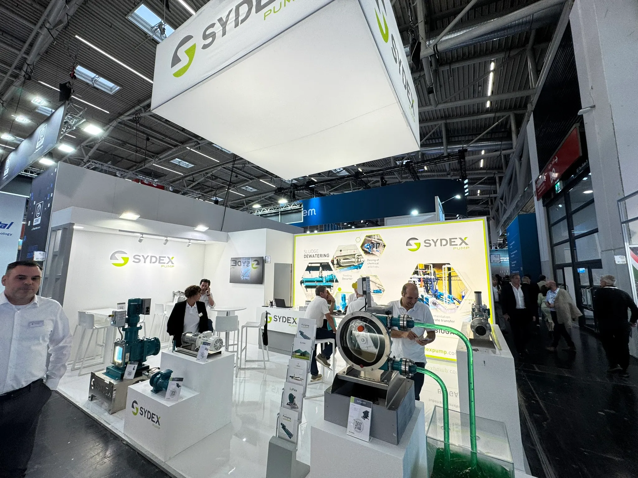 Stand Sydex Pump a IFAT, area espositiva con pompe industriali e pannello Sludge Dewatering