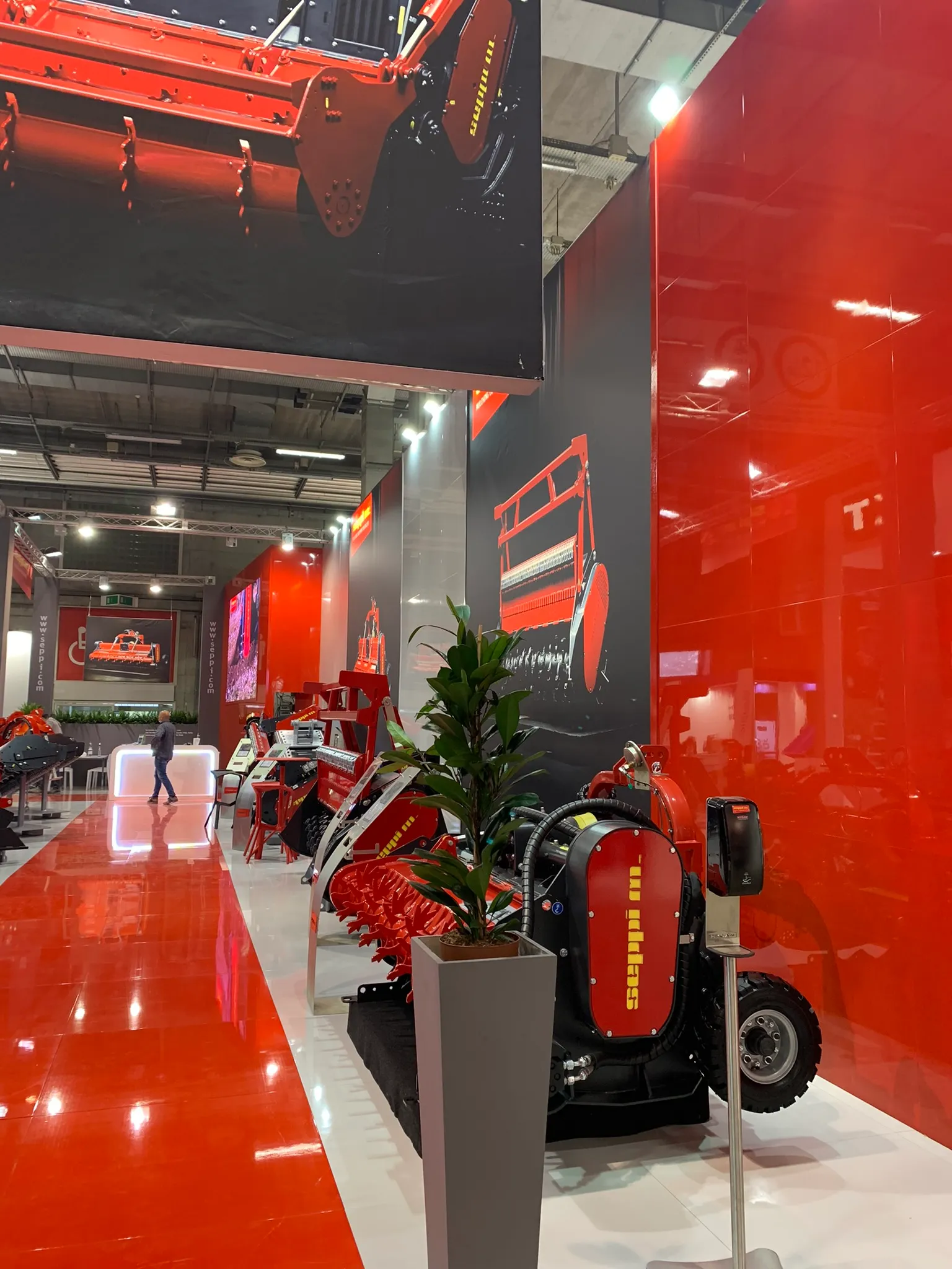 Stand Seppi M. realizzato a Eima, pareti rosse laccate e macchinari agricoli in esposizione