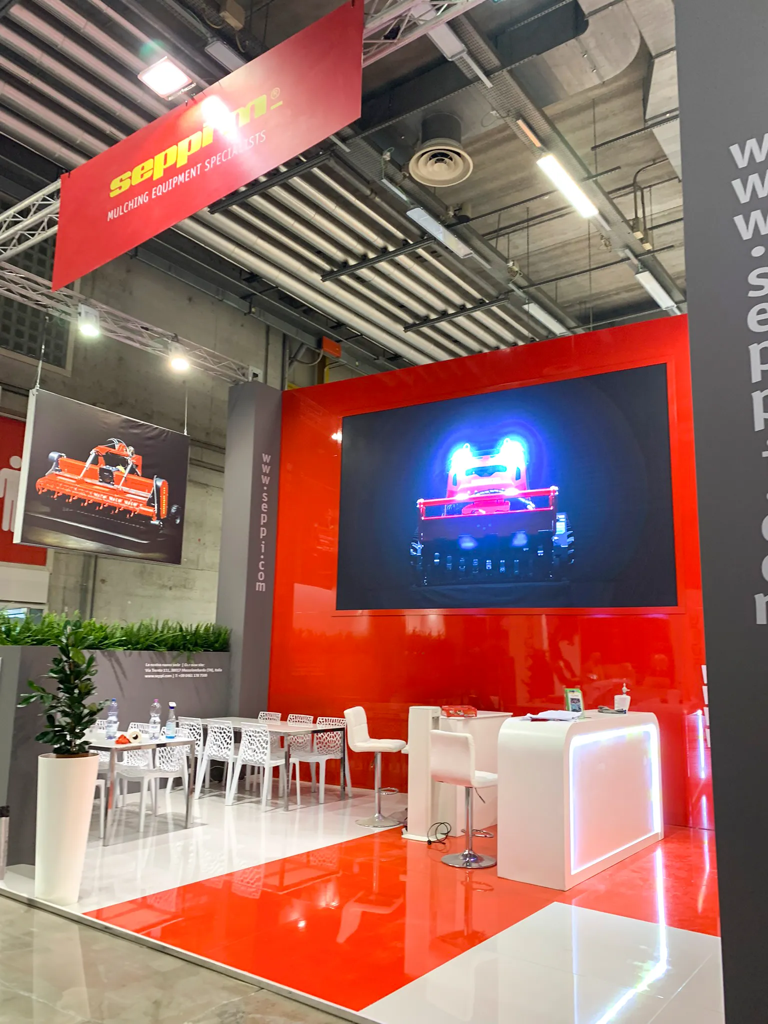 Insegna "seppi m. — Mulching Equipment Specialists" e schermo prodotto nello stand a Eima