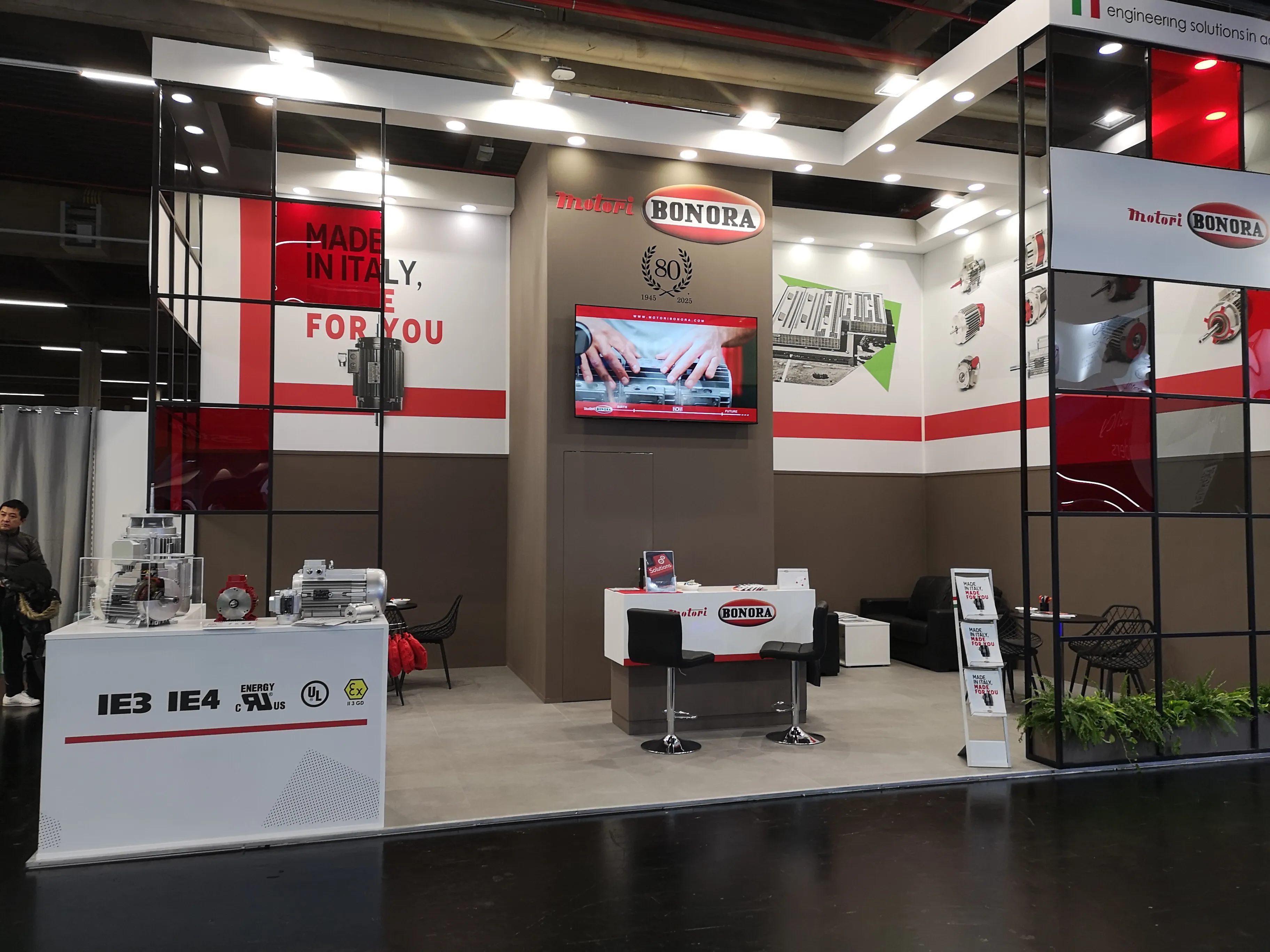 Stand Motori Bonora a SPS Norimberga, area prodotto con motori elettrici e banner anniversario 80 anni