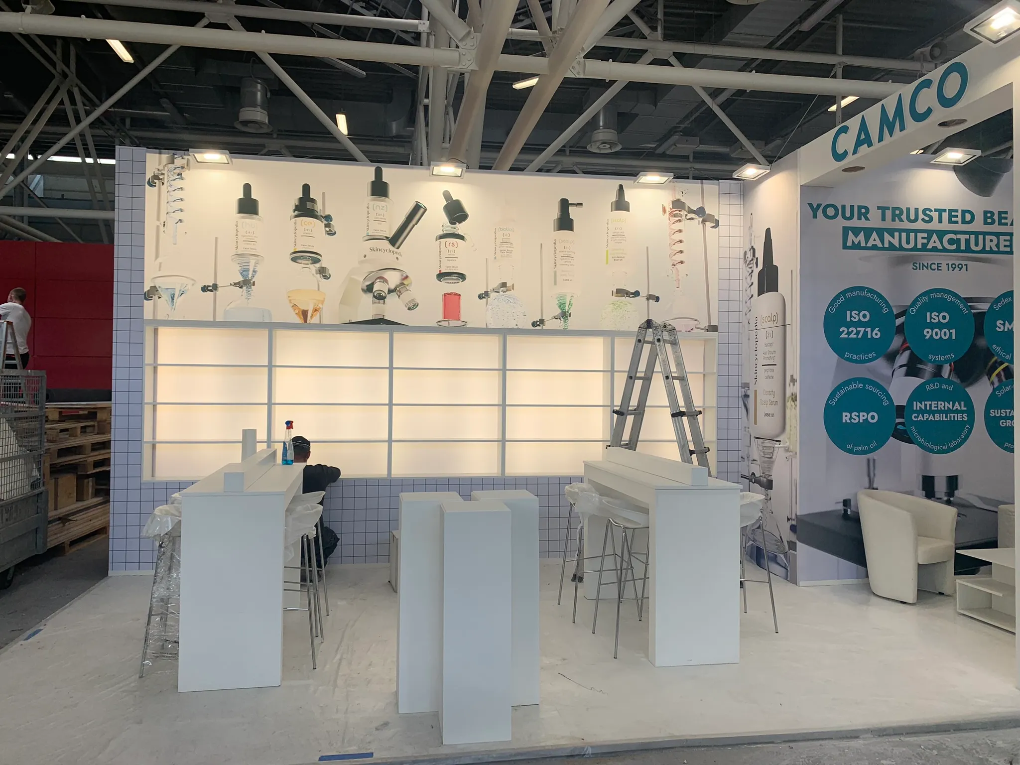 Stand Camco a Cosmoprof in allestimento, parete prodotto Skincyclopedia e certificazioni ISO