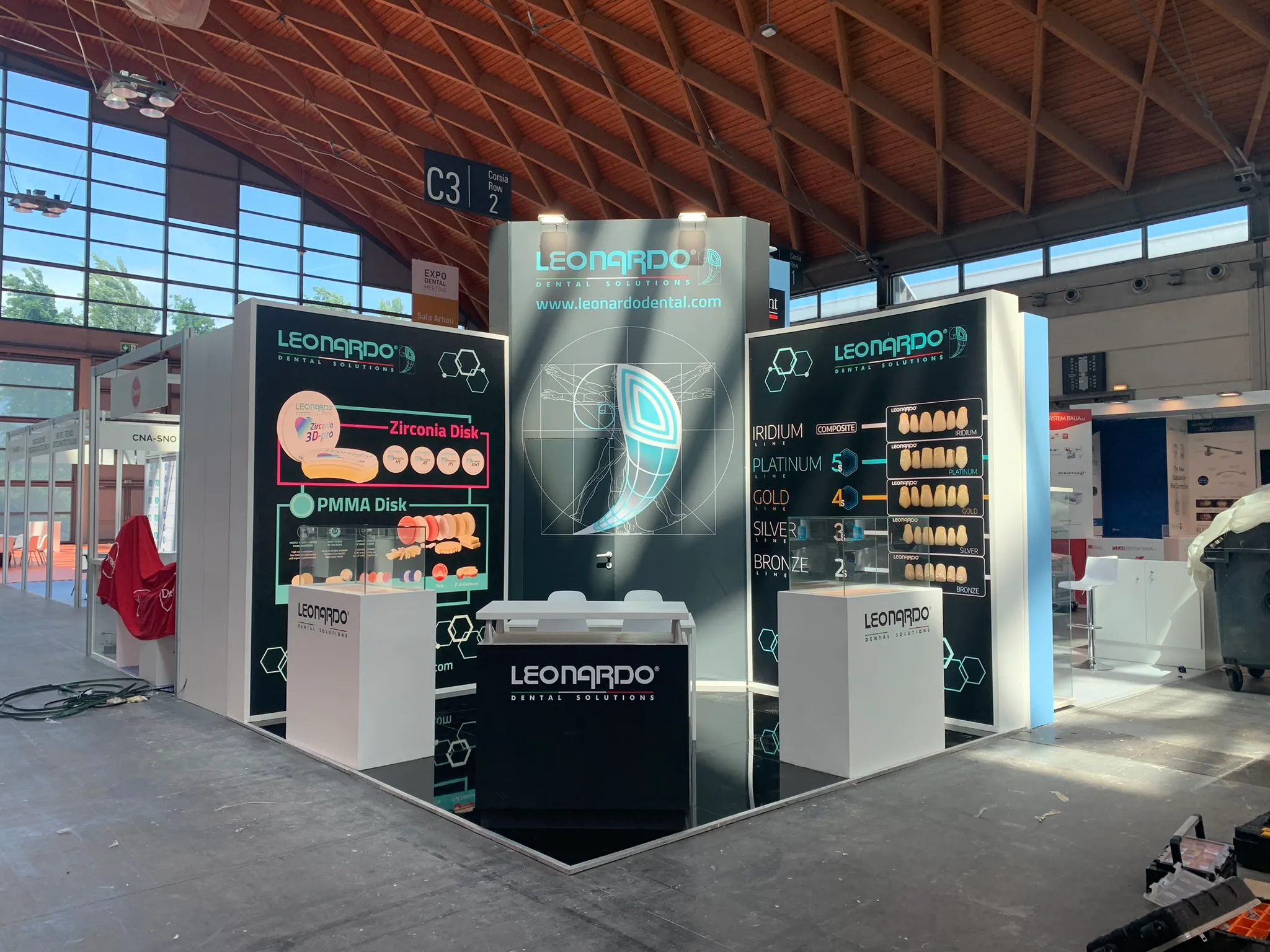 Stand Leonardo Dental Solutions a Expodental, totem prodotto e pareti grafiche Zirconia e Composite