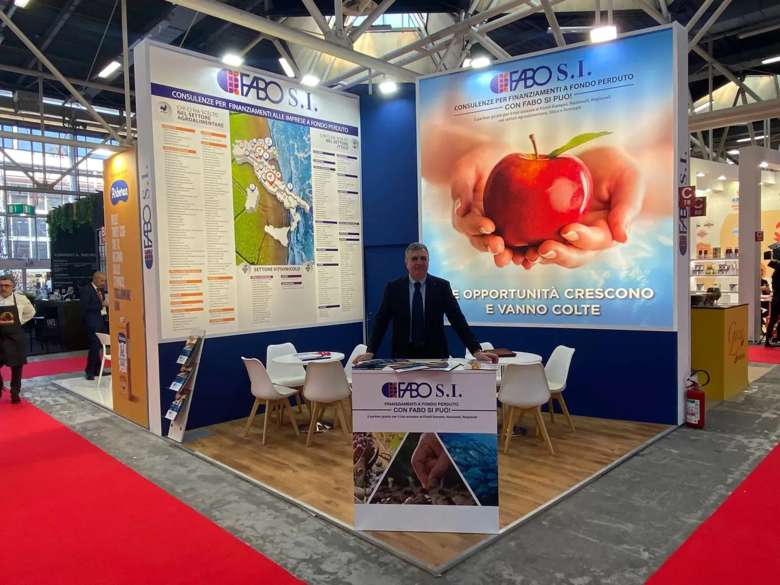 Stand FABO S.I. a MARCA, pareti espositive con mappe regionali e area reception