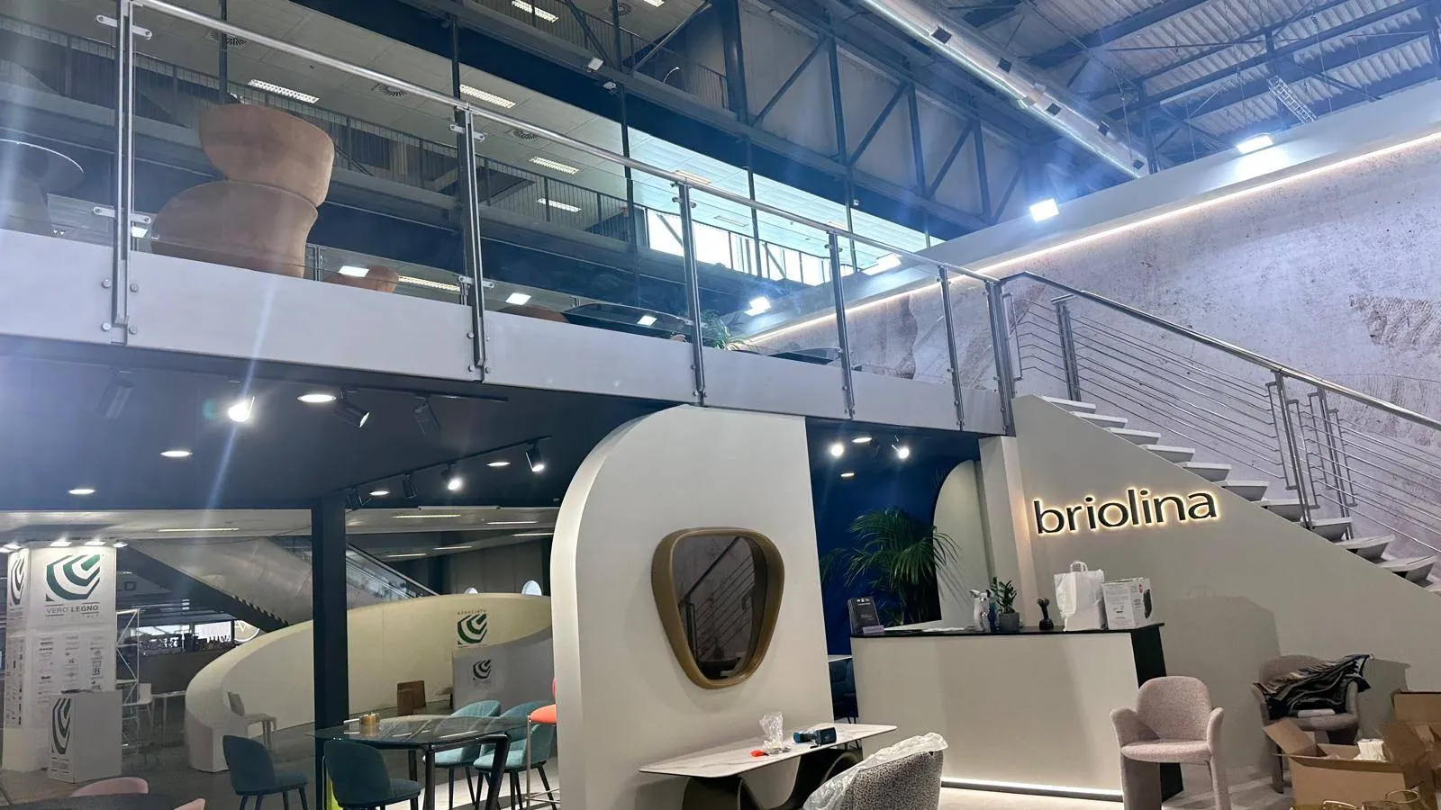 Stand Briolina realizzato al Salone del Mobile, reception con insegna e scala a vista