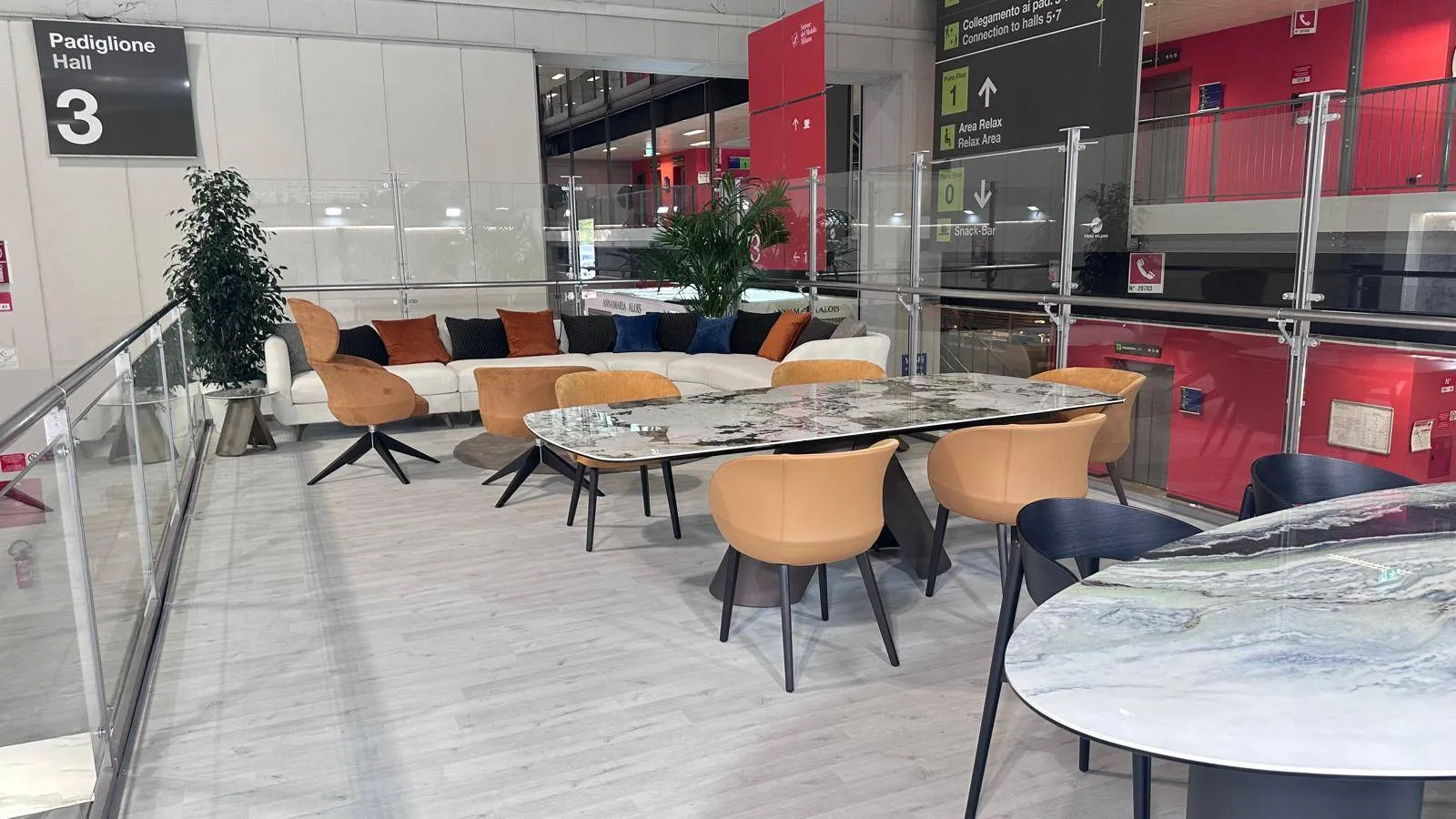 Area salotto dello stand Briolina al Salone del Mobile, padiglione 3, tavolo e poltroncine in pelle