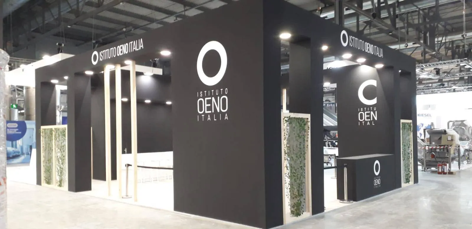 Stand Istituto Oeno Italia realizzato al Simei, facciata con insegne e pareti verdi