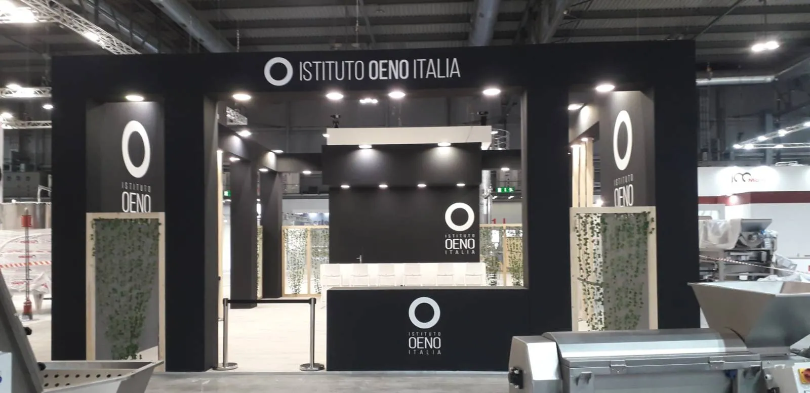 Vista frontale dello stand Istituto Oeno Italia al Simei, area reception centrale
