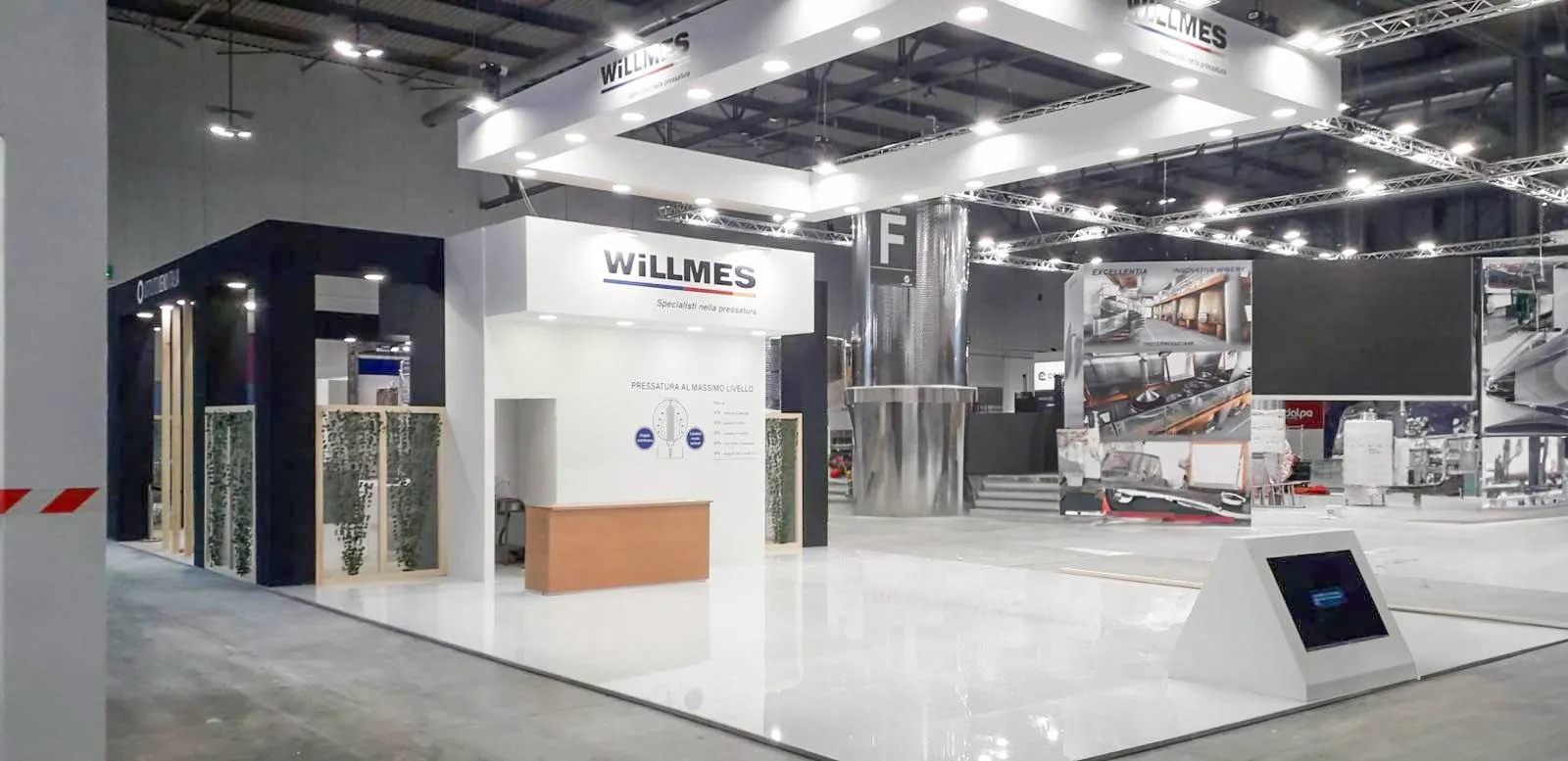 Area Willmes dello stand al Simei, banco reception e pannelli prodotto