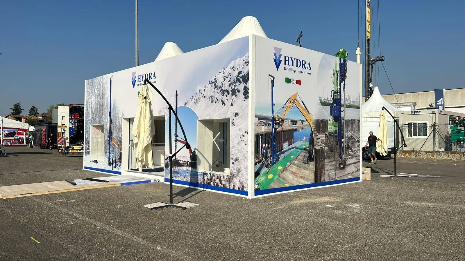 Stand Hydra Drilling Machines a Geofluid durante l'allestimento, grafiche di facciata a tema cantiere