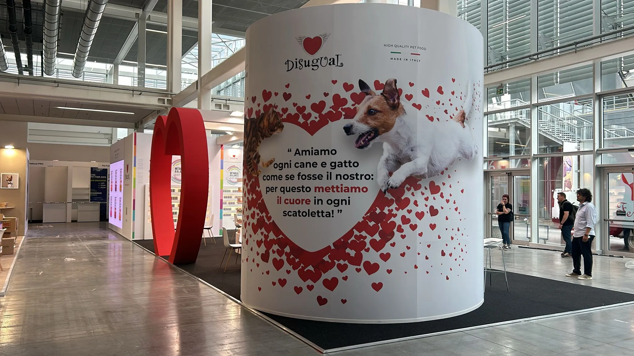 Stand Disugual a Zoomark, colonna curva con grafica pet food e claim del brand